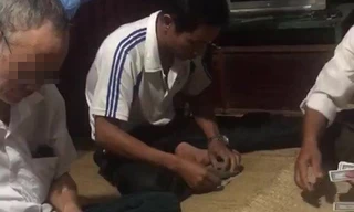 Dân quay clip, tố Bí thư và Phó Chủ tịch xã đánh bài ăn tiền tại công sở