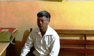 Hình ảnh người đàn ông bị đánh tại cơ quan công an xã Xuân Cao