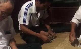 Tạm đình chỉ Bí thư và Phó Chủ tịch xã bị quay clip đánh bài ăn tiền ở công sở