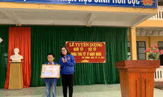 Khen thưởng học sinh lớp 4 nhặt được của rơi trả lại người mất