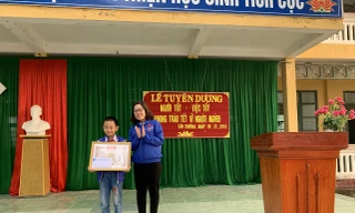 Khen thưởng học sinh lớp 4 nhặt được của rơi trả lại người mất