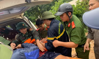 Tìm thấy 1 người bị thương do lũ cuốn bên bờ sông Luồng