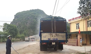 Cán bộ Trạm kiểm dịch động vật Dốc Xây - Thanh Hóa làm nhiệm vụ