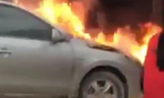 Ô tô phát cháy trong nhà