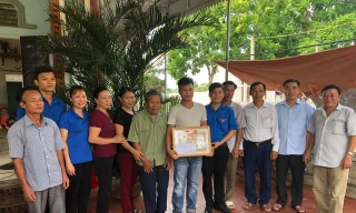 Khen thưởng đoàn viên cứu người khỏi đuối nước