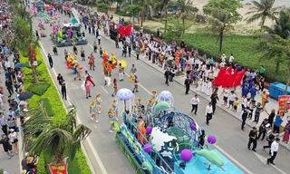 Dàn vũ công Châu Âu 'quẩy tưng bừng' lễ hội Carnival Sầm Sơn