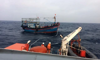 Cứu hộ nhiều ngư dân trôi dạt trên biển do tàu bị nạn