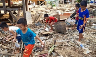 Những đứa trẻ nhặt nhạnh nhữn thứ bì bùn vùi lấp