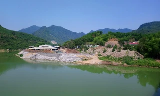 Bị phạt 30 triệu đồng vì đổ đất đá lấn chiếm sông Mã