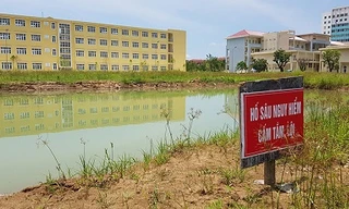 Hai bé trai gặp nạn khi tắm trong hố nước trường đại học 