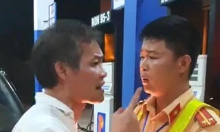 Tài xế đi xe biển xanh say xỉn, xúc phạm cảnh sát giao thông