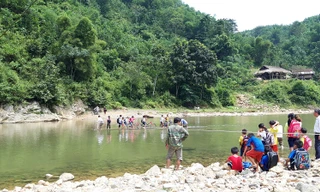 Học sinh vất vả bè mảng qua sông Ken