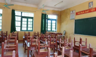 Phòng học nứt ẩm