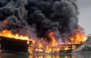 Tàu cá tiền tỷ bốc cháy đùng đùng trên bến Quảng Nham