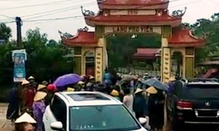 Người dân tập trung vây bắt nhóm người phá cổng làng