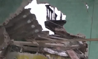 Kinh hoàng xe tải mất lái tông xuyên 2 nhà dân