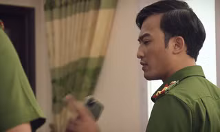 Thông, Thủ trưởng cơ quan điều tra nghe báo cáo về đơn kiện Mai Hồng Vũ