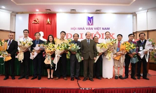 Ông Hữu Thỉnh giao lại ghế Chủ tịch Hội cho nhà văn Nguyễn Quang Thiều. Ảnh: KỲ SƠN