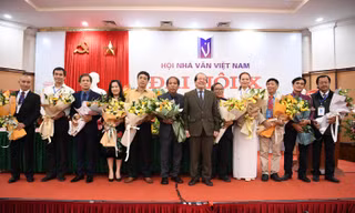 Ông Hữu Thỉnh giao lại ghế Chủ tịch Hội cho nhà văn Nguyễn Quang Thiều. Ảnh: KỲ SƠN