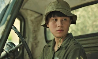 Bảo Hân 'Về nhà đi con' đóng bộ đội lái xe ở Trường Sơn