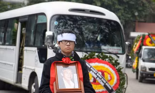 Giai điệu 'Tình khúc 24' tiễn biệt dịch giả Dương Tường