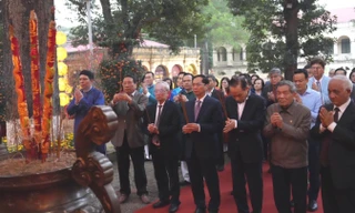 Dâng hương khai xuân tưởng nhớ các bậc tiên đế ở Hoàng thành Thăng Long