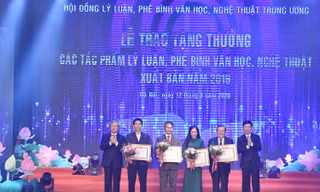 Trao tặng thưởng cho 4 tác giả đạt giải A