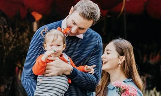 Lan Phương rạng ngời bên chồng và con gái xinh xắn