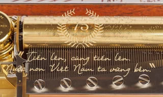 "Tiến quân ca" được đưa vào hộp nhạc xa xỉ