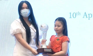 Bé 8 tuổi đạt giải xuất sắc truyện ngắn 'Đóa hoa đồng thoại'