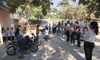 Cô giáo Uyên được cầu hôn lãng mạn ngay trước cổng trường