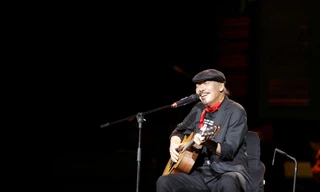 Nhạc sĩ Trần Tiến đàn, hát và kể chuyện đời chuyện tình. Ảnh: Hòa Nguyễn