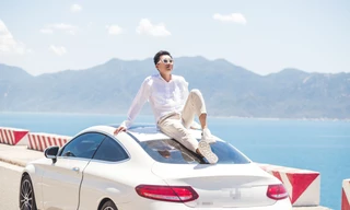 Xuân Nghị tạo dáng bên xế hộp tiền tỷ