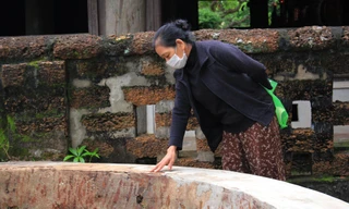 Chiếc giếng cổ làng Đường Lâm được cọ rửa phần bột màu.