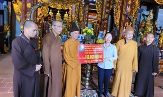 Thượng tọa Thích Thanh Quyết trao tặng tiền ủng hộ cho đồng bào miền Trung