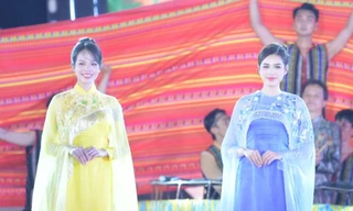 Hoa hậu Đỗ Thị Hà, Thanh Thủy trình diễn áo dài di sản tại Tuy Hòa