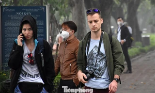 Thống kê được hơn 3.200 khách quốc tế mắc kẹt ở Việt Nam vì COVID-19. Ảnh: HOÀNG MẠNH THẮNG