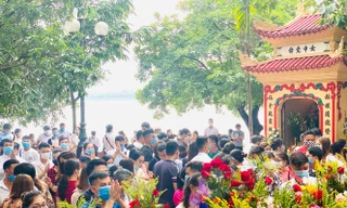 Tạm đóng cửa Phủ Tây Hồ vì quá đông người tới hành lễ. Ảnh: Trọng Tài