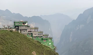 Công trình sai phạm trên đèo Mã Pì Lèng chưa được xử lý. Ảnh: Nguyễn Việt Thanh