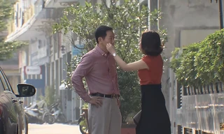 Em gái mưa lại kiếm cớ gần gũi Luâ