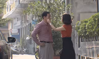 Em gái mưa lại kiếm cớ gần gũi Luâ