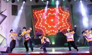 ‘Ký ức trong tôi’ gợi thời âm nhạc sôi động, khán giả 'chui rào' công viên Thống nhất