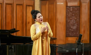 Lương Nguyệt Anh hát chầu Văn trong buổi trình diễn tốt nghiệp. Ảnh: Hòa Nguyễn