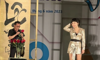 NSND Thu Hà, Trung Hiếu gây bất ngờ tại lễ khai mạc liên hoan sân khấu 