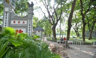 Phát hiện mộ tại di tích đền Ngọc Sơn. Ảnh: OTOFUN