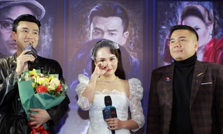 Bảo Thanh khóc khi thấy dàn diễn viên Về nhà đi con và dàn nghệ sỹ tới chúc mừng