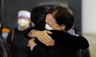 NSND Lê Khanh nghẹn ngào trong lễ tang nhạc sĩ Phú Quang.