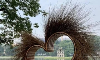 Hình trái tim "quái dị" bên bờ Hồ được mang đi