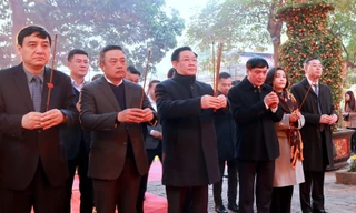 Chủ tịch Quốc hội dâng hương khai xuân tại Hoàng thành Thăng Long