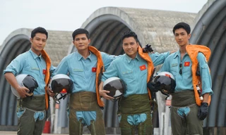 Bốn thầy trò phi công trong "Yêu hơn cả bầu trời". Ảnh: VFC